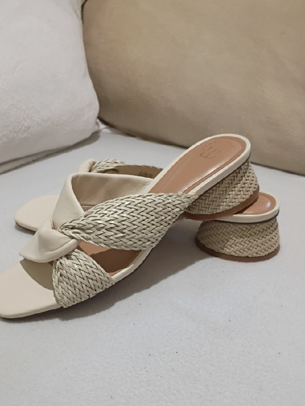 NWT.Vince Camuto x Laura Beverlin Willow Sandal.